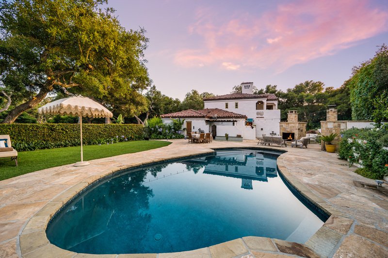 Alberca casa al fondo