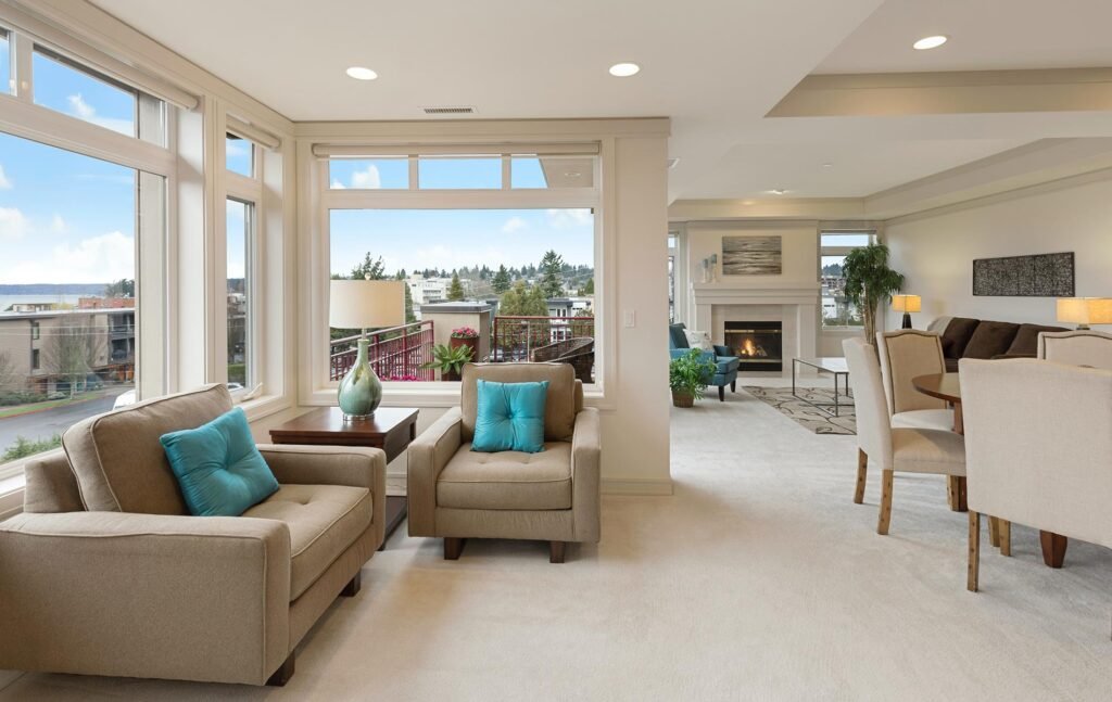 Sala con sillones beige